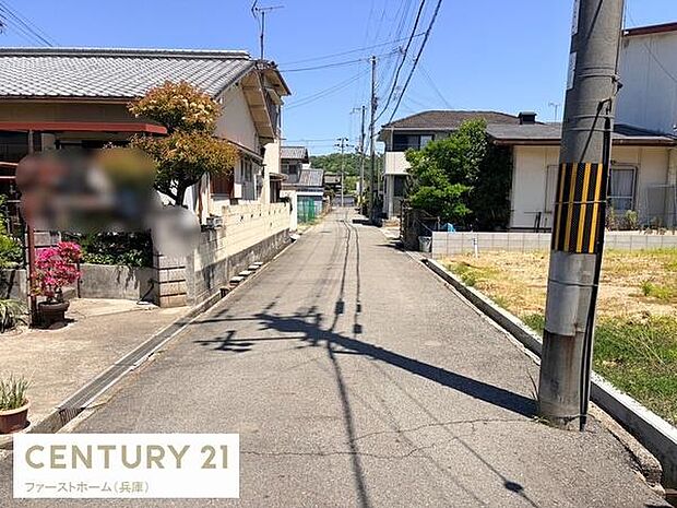 道路幅も十分にあり日当たりもしっかり確保されています。交通の妨げになりにくい静かな環境です。建物周辺も整然としています。