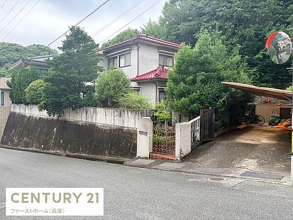 緑豊かな環境に囲まれた現地土地写真です。前面道路に面しておりアクセスが便利です。敷地内に駐車スペースがあります。周囲の自然が魅力的な場所です。