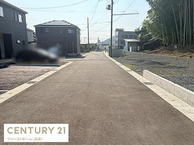 前面道路は幅員がしっかり確保されており通行もしやすい環境です。周辺は整然とした住宅が並び落ち着いた雰囲気が感じられます。現地写真からは住環境の整った印象を受けます。