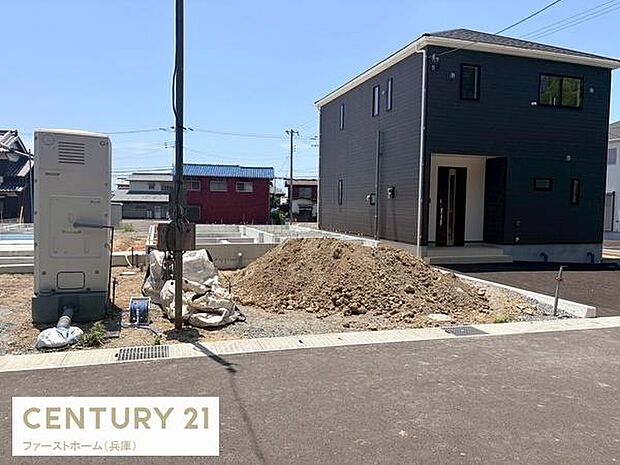 前面道路が広々としており車の出し入れがしやすい印象です。新築住宅のシンプルな外観が特徴的です。周囲には開放感があり隣接地との距離もしっかり確保されています。日当たりの良い立地が魅力的です。