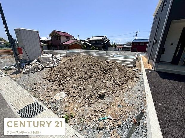 陽当たりの良い宅地です。周辺は閑静な住宅街で落ち着いた環境が特徴です。整った土地形状で各種プランに対応しやすい点も魅力です。道路へのアクセスもスムーズです。