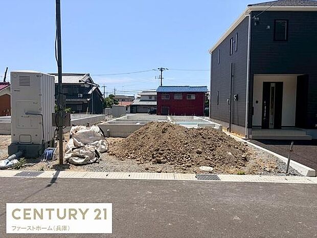 前面道路が幅広く駐車や車の出し入れがしやすい環境です。現地写真から分かるように周囲は落ち着いた住宅街に位置しています。工事中の区画で今後の完成が期待されます。陽当たりの良さも確認できます。