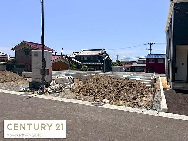 現地は日当たりが良く周辺には住宅が建ち並ぶ落ち着いた雰囲気です。道路に面しておりアクセスも便利です。建築が進行中のため完成後のイメージがしやすいです。幅広い用途に対応可能な立地となっています。