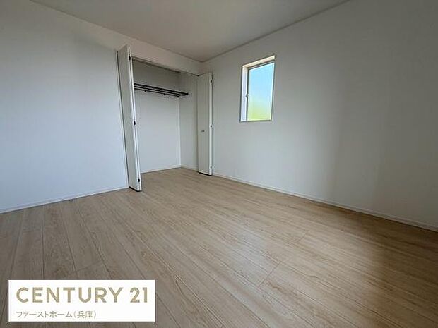 シンプルな内装が特徴の子供部屋です。クローゼット付きで収納にも困りません。窓から光が差し込み明るい空間です。ナチュラルなフローリングが印象的です。