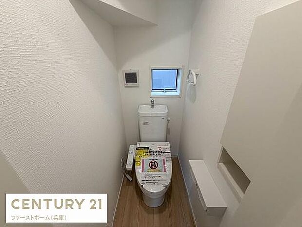 トイレ内は清潔感のあるシンプルな内装です。小窓があり換気や採光も確保しやすい設計となっています。白を基調とした空間が明るさを演出しています。落ち着きのある雰囲気が感じられます。