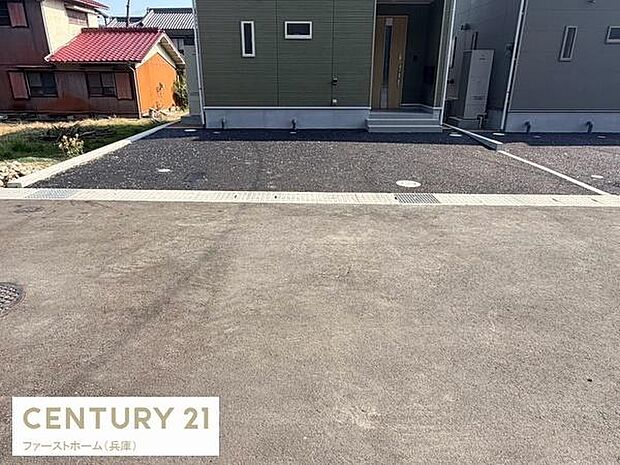 駐車スペースが広々としており車の出し入れもスムーズに行えます。敷地内にあるため日々の移動が便利です。落ち着いた住宅街に位置しています。アスファルト舗装で雨の日も安心です。