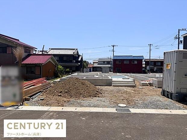 日当たりの良い敷地で開放感があります。周辺には住宅が立ち並び落ち着いた雰囲気です。基礎工事が進んでおり建築の様子が確認できます。幅広い用途に対応できるスペースです。