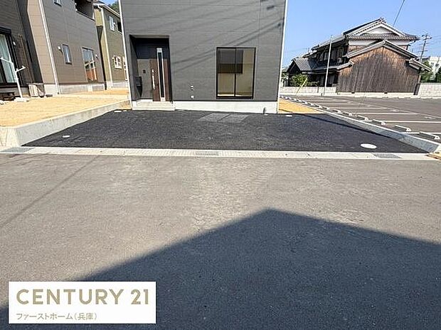 広々とした駐車スペースが確保されています。舗装済みでお手入れも簡単です。車の出し入れがしやすい配置となっています。毎日の利用に便利な駐車場です。