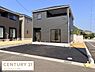 その他：シンプルで落ち着いた外観が特徴的な建物です。大きな窓から自然光がしっかりと取り込めます。駐車スペースがゆったり確保されています。周囲に同様の住宅が並び統一感があります。新しい街並みに溶け込む住宅です。