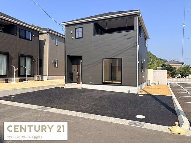 シンプルで落ち着いた外観が特徴的な建物です。大きな窓から自然光がしっかりと取り込めます。駐車スペースがゆったり確保されています。周囲に同様の住宅が並び統一感があります。新しい街並みに溶け込む住宅です。
