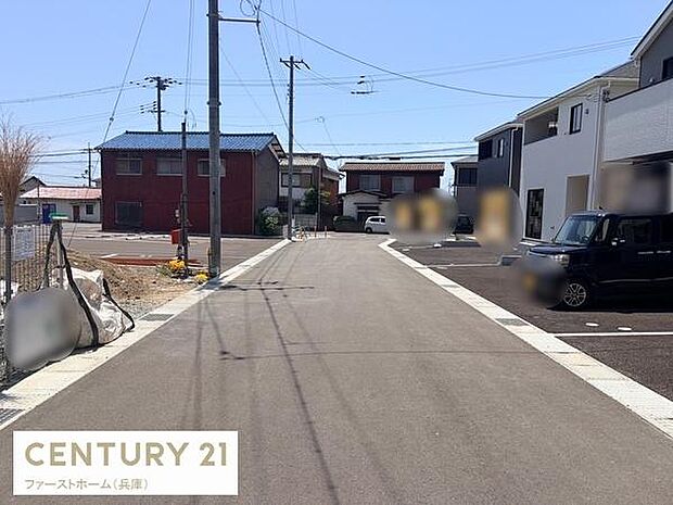前面道路が整備されており車の出入りがしやすい環境です。周囲には新しい住宅が建ち並び明るい街並みが広がっています。道路幅も十分に確保されており移動や駐車がスムーズに行えます。