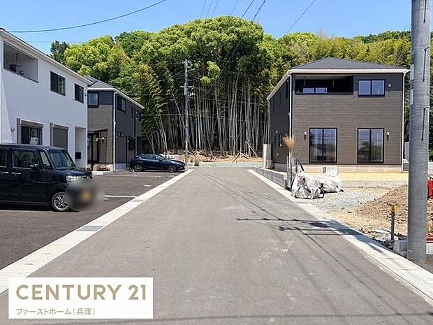 前面道路が広く車の出入りに余裕があります。周囲には新しい住宅が並び整った街並みが広がっています。道路の舗装もきれいで歩行や駐車もスムーズに行えます。自然豊かな環境が身近に感じられます。