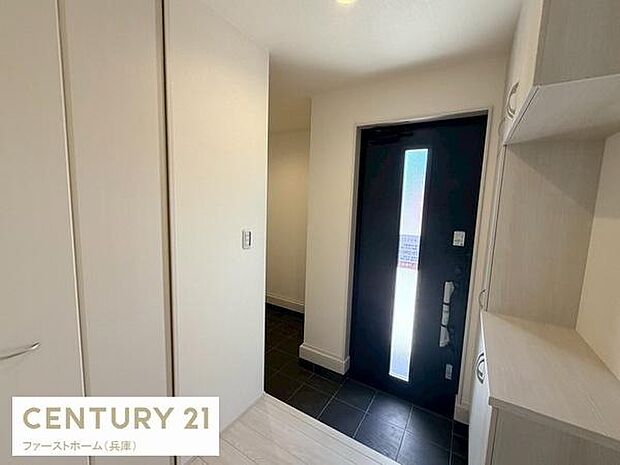 スッキリとしたデザインの玄関で明るい雰囲気が魅力です。ブラックの扉が空間を引き締めています。収納スペースもしっかり確保されています。玄関まわりが整頓しやすく使い勝手にも配慮されています。