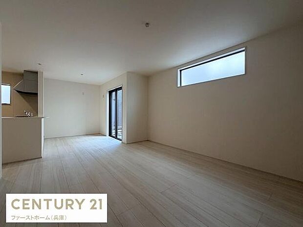 広々としたリビングでゆったりと過ごせます。掃き出し窓から光が差し込み明るさが感じられます。床はナチュラルな色合いで清潔感があります。窓の配置によってプライバシーにも配慮されています。