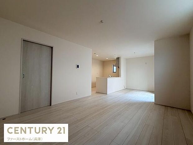 リビングはゆとりある広さで開放感を感じられます。室内は明るいフローリングで落ち着いた雰囲気です。キッチンとリビングが緩やかに繋がっており快適な動線です。窓からの光が差し込みやすいレイアウトです。