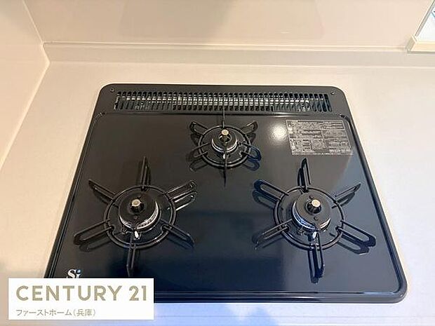 3口コンロが設置されたキッチンで調理スペースにゆとりがあります。ブラックカラーの天板はお手入れも簡単です。スタイリッシュなデザインが印象的です。操作部分も分かりやすく設計されています。