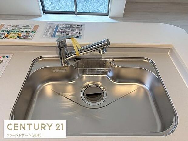広々としたシンクが設けられており日々の使用に便利です。水栓もシンプルなデザインで使いやすさが感じられます。キッチンまわりがすっきりとした印象です。清潔感を保ちやすいステンレス素材が採用されています。