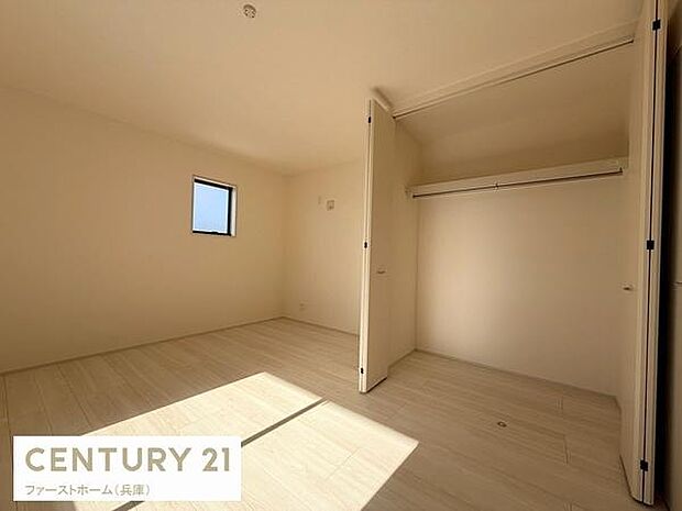 明るい光が差し込むシンプルな寝室です。クローゼットも備わっているため収納にも困りません。落ち着いた色合いの床が空間を広く見せています。小窓が付いており換気もしやすいです。清潔感のある内装が魅力です。