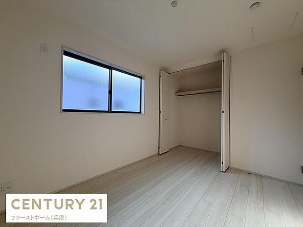 シンプルな内装が特徴の子供部屋です。大きな窓から自然光が差し込み明るい雰囲気を演出します。クローゼット付きで衣類や小物の収納に便利です。床材の色合いが空間にすっきりとした印象を与えます。