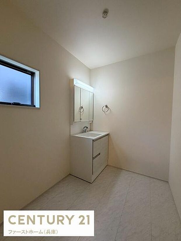 シンプルなデザインの洗面台が設置されています。コンパクトながらも収納が備わっており使い勝手に配慮されています。清潔感のある内装で窓から自然光が入ります。照明付きのミラーが便利です。