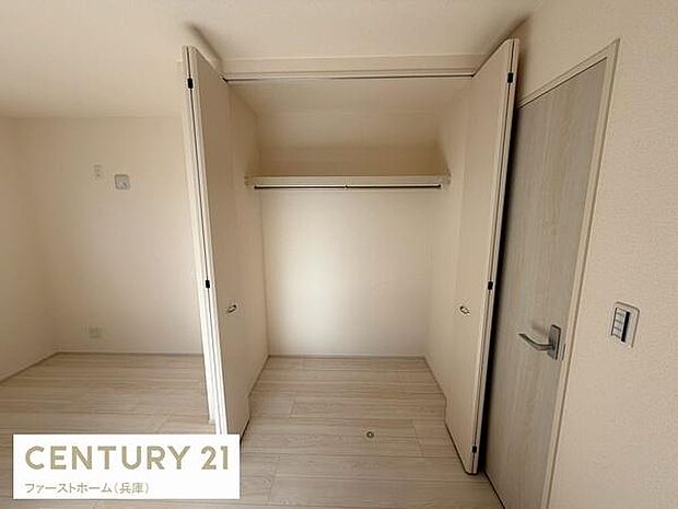 スッキリとしたデザインの収納スペースが備わっています。クローゼットには使いやすいハンガーパイプが設置されています。扉付きで目隠しできるのもポイントです。お部屋が広く感じられる内装です。