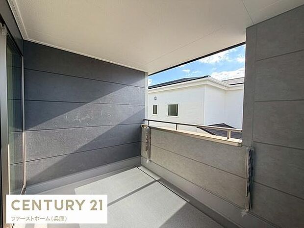 開放感のあるバルコニーでプライバシーにも配慮された設計です。外からの視線が遮られ落ち着いた空間が広がっています。屋根付きで天候の影響も受けにくく使い勝手が良いです。