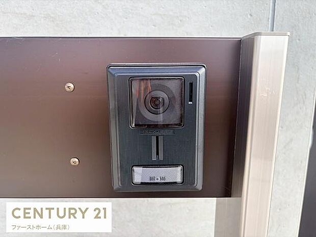 モニター付きインターホンが設置されています。来訪者の確認が可能で安心感につながります。シンプルなデザインで玄関まわりに調和しています。取り付け位置も分かりやすく操作性が高いです。