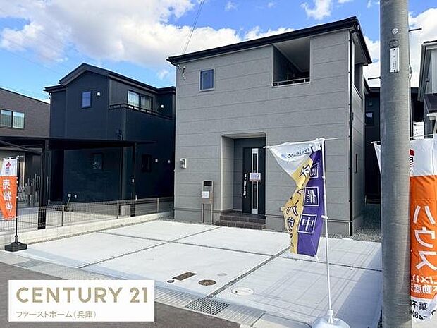 シンプルな外観が印象的な建物です。ゆとりある駐車スペースが備わっていて便利です。落ち着いた色合いの外壁が周囲と調和しています。前面道路も広く車の出し入れがしやすいです。