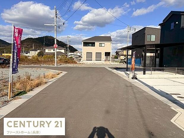 前面道路が広く車の出入りがしやすい環境です。周囲に新しい住宅が立ち並び整った街並みが印象的です。道路沿いには歩道もあり安心して歩ける造りとなっています。晴れた日には空が広く見渡せ開放感があります。