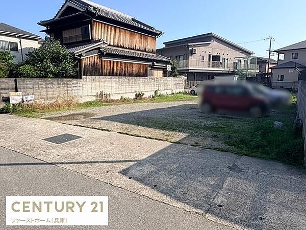現地土地写真は周辺の住環境や道路との接道状況をしっかり確認できる一枚です。建物の配置や広さのイメージがしやすく駐車もしやすい敷地となっています。日当たりの良さも感じられる現地土地写真です。