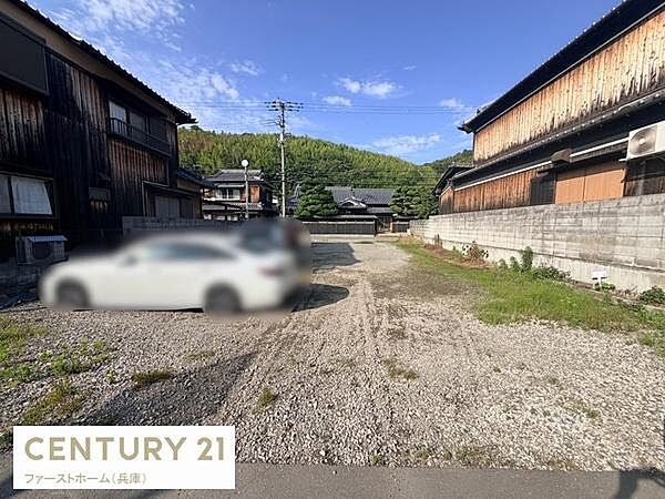 広々とした敷地で開放感のある現地土地写真です。周囲は落ち着いた住宅街となっており静かな環境が感じられます。前面道路との接道もスムーズで出入りしやすい立地です。