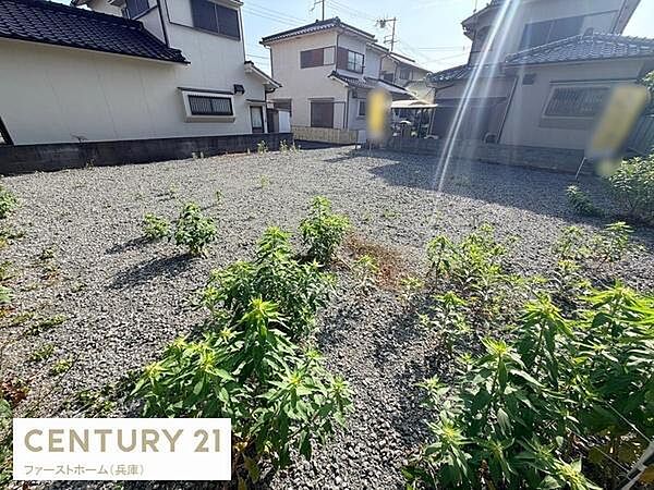 日当たりが良好な現地土地写真です。周囲には住宅が並び落ち着いた雰囲気が感じられます。平坦な地形でさまざまな用途に対応できそうです。ゆとりあるスペースも魅力です。