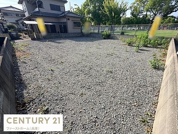 開放感のある現地土地写真です。平坦な敷地が広がり周囲には緑も見られます。周辺は静かな住宅エリアです。道路との高低差も少なく利用しやすい形状です。陽当たりにも恵まれています。