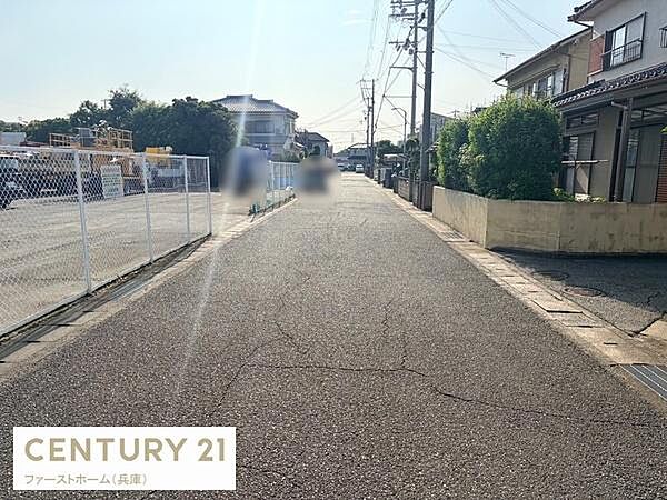 前方に見晴らしの良い道路が広がり現地からの眺望が印象的です。周囲は落ち着いた住宅街の雰囲気があります。道路幅もゆとりが感じられすっきりとした街並みです。整然とした環境で毎日を過ごせそうです。