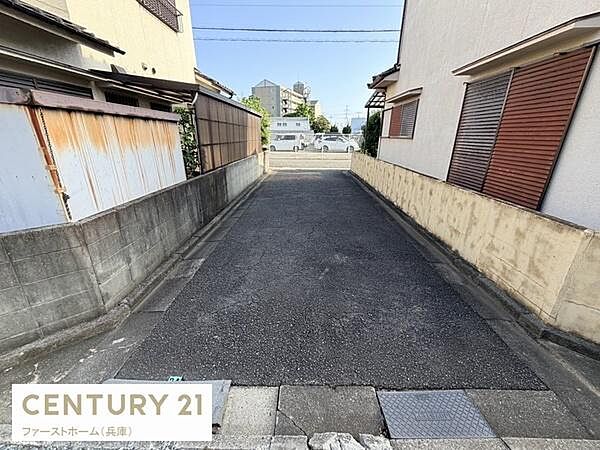 前面道路は舗装されており車の出入りもスムーズに行えます。周囲の建物との距離が確保されています。道幅にもゆとりが感じられ敷地へのアクセスが良好です。静かな住宅エリアの雰囲気がうかがえます。