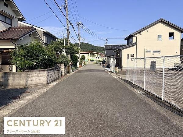 道路幅がしっかりと確保されており車の通行や駐車も安心して行えます。周囲には住宅が整然と並び落ち着いた雰囲気が広がっています。前面道路の舗装状態も良好で日常の出入りがスムーズです。