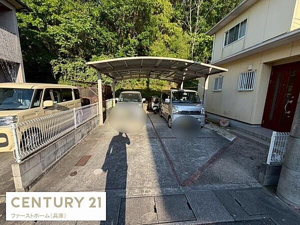 駐車スペースに屋根が設置されており車両が雨や日差しから守られます。複数台の駐車が可能な広さもポイントです。住宅と隣接した配置のため移動もスムーズです。出入りしやすい構造が特徴です。