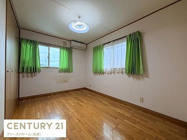 明るい光が差し込む洋室です。シンプルな内装で使い勝手の良い空間となっております。窓が2面にあるため風通しも良好です。フローリング床でお手入れも簡単です。エアコンが設置済みです。