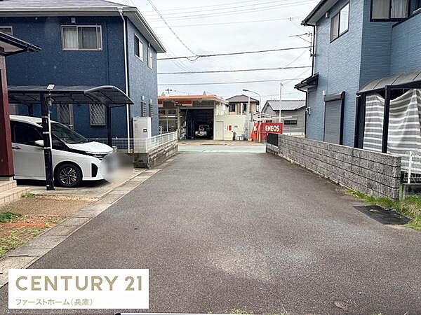 前面道路が広く車の出し入れもスムーズに行いやすい環境です。周辺には住宅が整然と建ち並び落ち着いた印象を受けます。道路が舗装されているため歩行や自転車の利用も安心です。