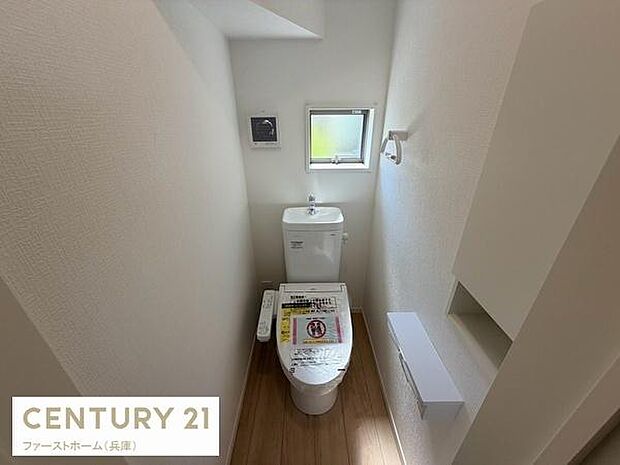 トイレ空間はシンプルなデザインで清潔感があります。小窓が設置されており自然光を取り入れることができます。壁面収納スペースもあり使い勝手が良い仕様です。快適な使用をサポートする設備が整っています。