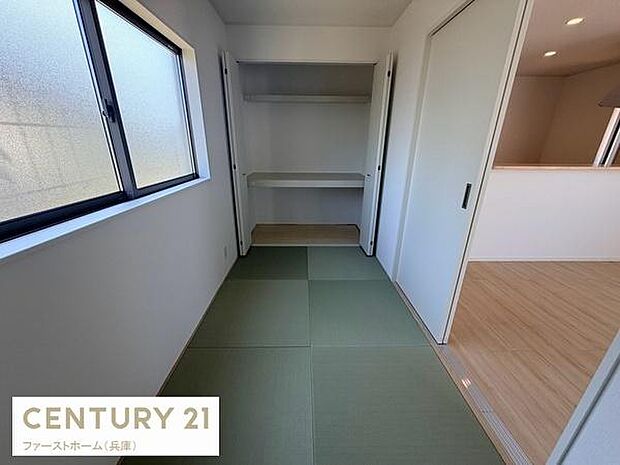 和室には大きな窓から自然光がたっぷり入り室内を明るく保てます。押入れタイプの収納スペースも設けられており使い勝手が良好です。隣接するリビングとの動線もスムーズで室内の移動が快適です。