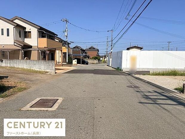 前面道路が広く車の出入りもスムーズに行えます。道路周辺は整備されており安心して生活いただけます。周辺には電柱や配線がありインフラも行き届いています。住宅街として落ち着いた雰囲気があります。