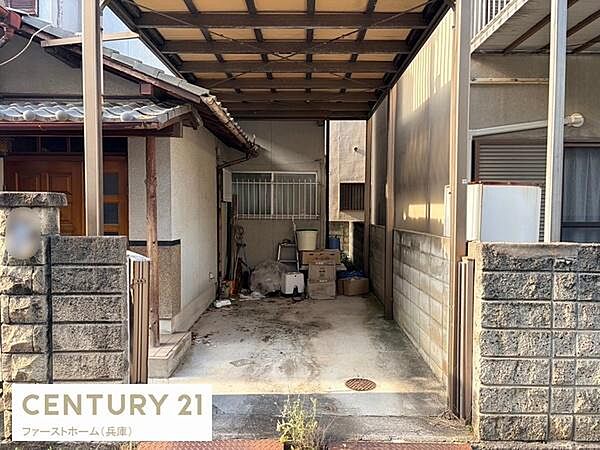 屋根付きで雨天時にも安心して利用できる庭スペースです。周囲が囲まれているためプライバシーも保ちやすい点が特長です。コンクリート舗装でお手入れも簡単です。収納などにも便利な広さがあります。