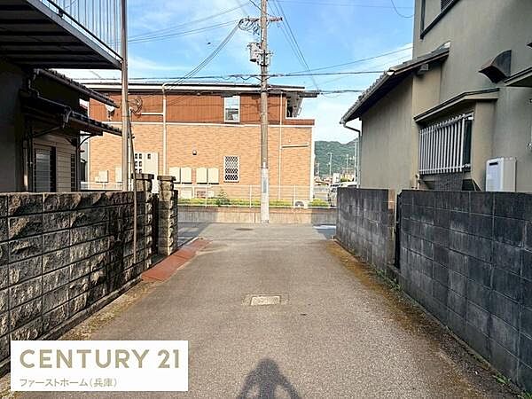 前面道路は整った舗装が施されており周囲は落ち着いた雰囲気です。近隣住宅との距離も程よく確保されています。道路幅は通行に十分な広さがあり日当たりも感じられる立地です。電柱や配線も整然と配置されています。