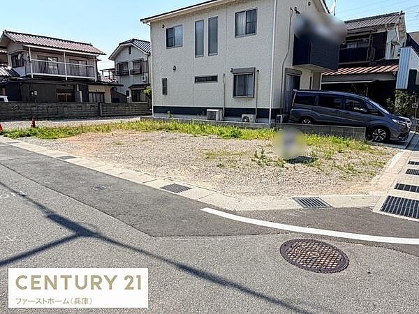 南向きで日当たりが期待できる現地土地写真です。道路に面しており間口が広く車の出入りも便利です。建築条件なしのため自由度の高いプランニングが叶います。周辺には住宅が立ち並び落ち着いた雰囲気が特徴です。
