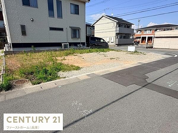 現地土地写真は日当たりの良さがうかがえます。周囲の道路も広く安心です。整形地のため計画が立てやすい印象です。すぐに現地の状況が確認できます。