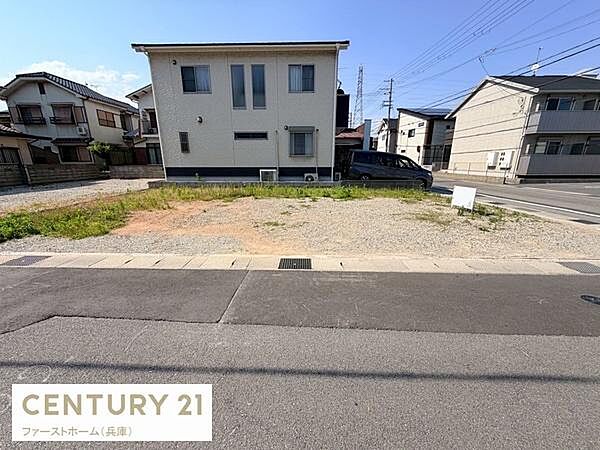 現地土地写真からゆとりのある敷地が広がり建築計画が立てやすい環境です。前面道路も幅広く車の出入りにも配慮されています。周囲には住宅が立ち並び整然とした街並みを感じられます。