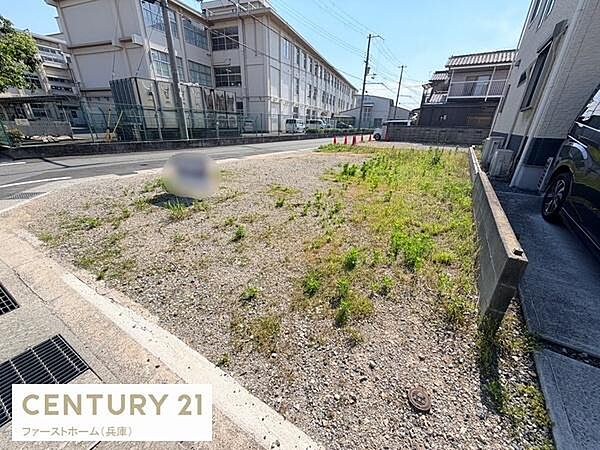 前面道路と接しており車の出し入れもしやすい現地土地写真です。周囲は日当たりが期待できる開けた環境となっています。敷地形状も使いやすく多様な用途に対応できる現地の様子が分かります。