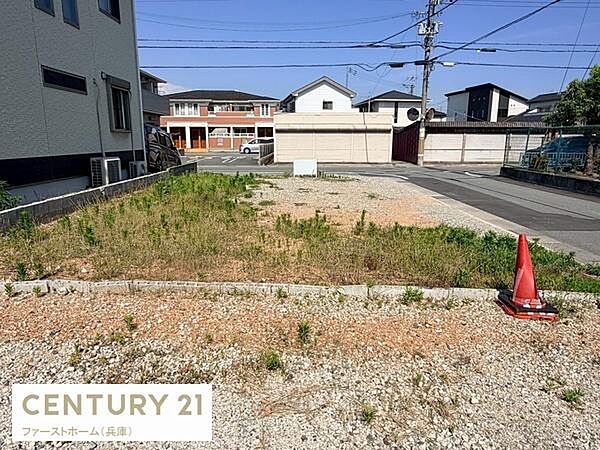 現地土地写真は道路に面した形状が確認できます。日当たりもしっかりと確保されています。周辺には住宅が並んでおり落ち着いた印象です。敷地内は整地されておりすぐに活用できそうです。