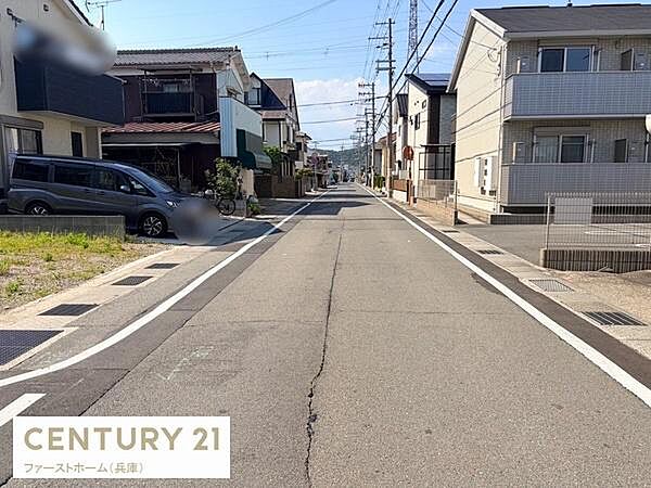 前面道路は幅員がしっかり確保されており車の通行も安心です。周囲には戸建て住宅が整然と並び落ち着いた住宅街の印象を受けます。道沿いの歩道や設備が整っている点も魅力的です。